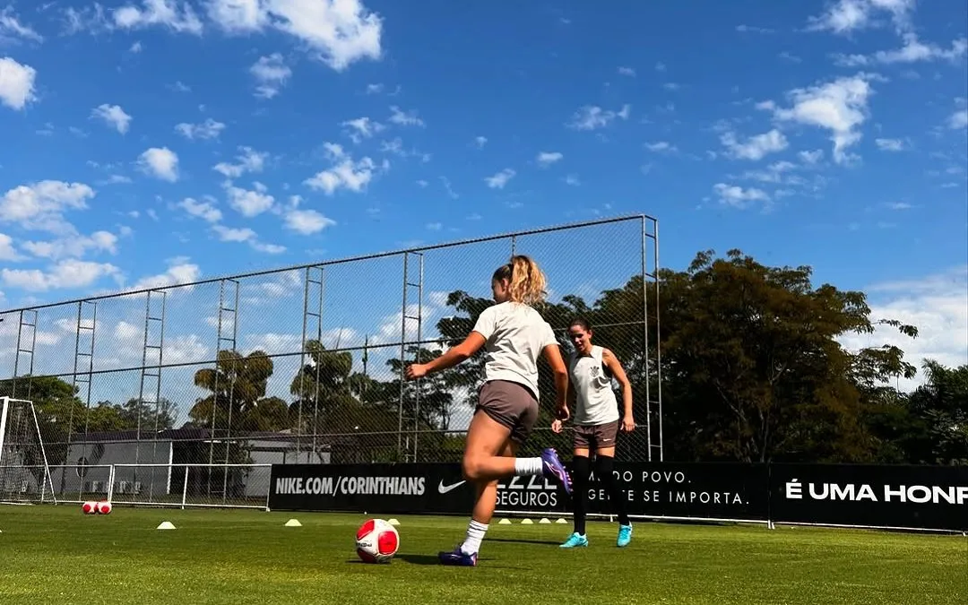 Tamires, durante atividades individuais em campo parte da etapa de sua recuperação pós-cirurgia no tornozelo direito. Foto: Tamires/Rodrigo Gazzanel/Ag. Corinthians