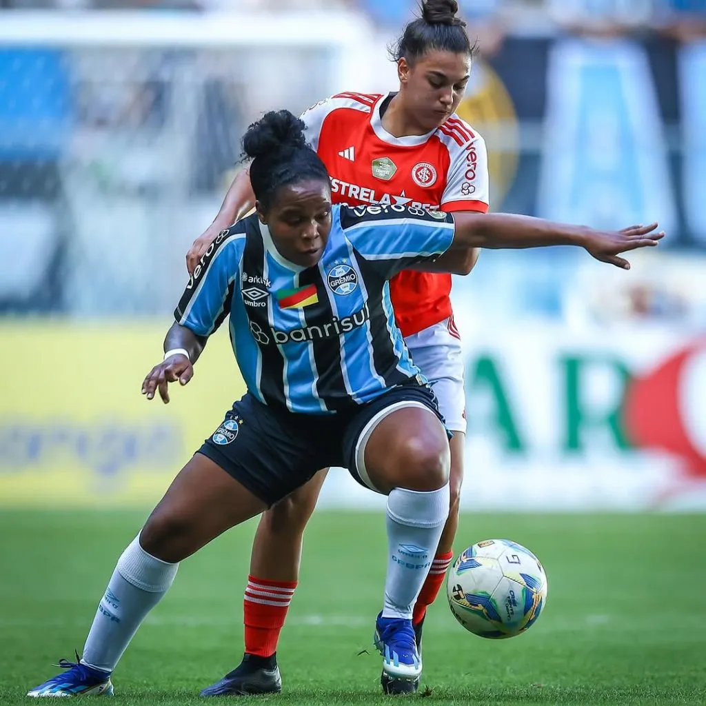 Jogadora do Inter disputa lance com adversária do Grêmio na final do Gauchão Feminino 2024.                               Foto: Lucas Uebel/Grêmio FBPA
