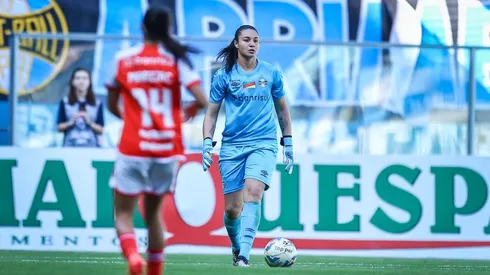 Goleira Lorena, das Gurias Gremistas, se prepara para dar o lançamento para as companheiras na final do Gauchão Feminino contra o Internacional