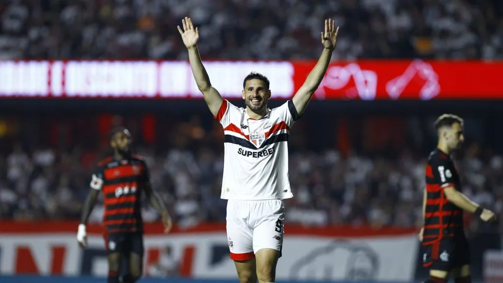 Calleri durante jogo contra o Flamengo