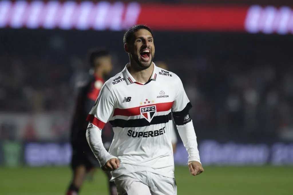 Calleri comemora gol contra o Vitória. Foto: Anderson Romão/AGIF