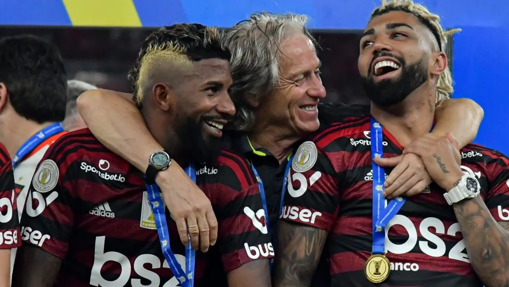 Jorge Jesus, Gabigol e Rodinei comemorando. Foto: Thiago Ribeiro/AGIF