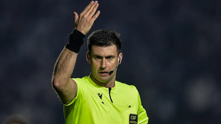 Árbitro Jonathan Benkenstein Pinheiro. Foto: Thiago Ribeiro/AGIF