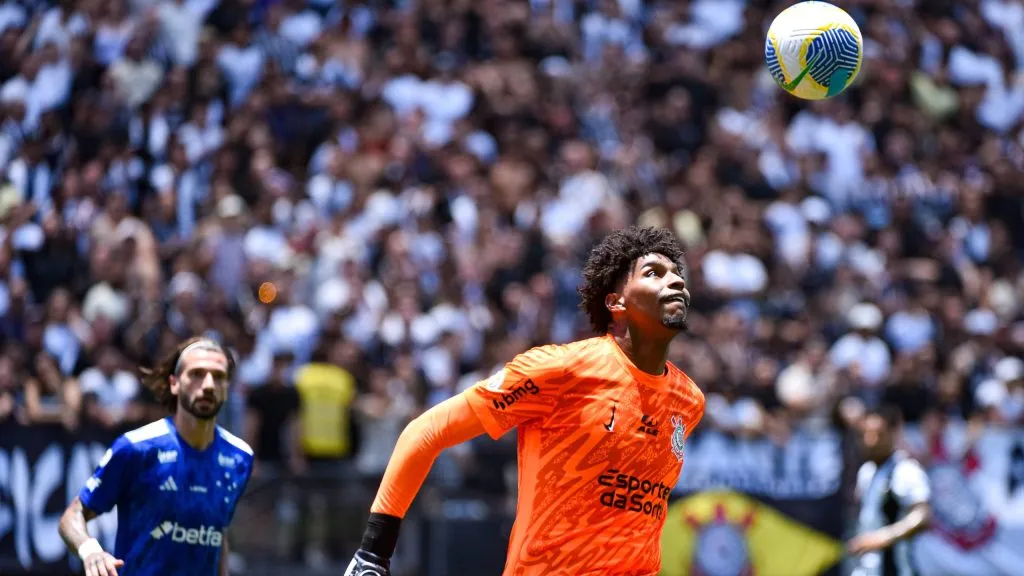 Hugo Souza durante partida. Foto: Roberto Casimiro/Fotoarena/IMAGO