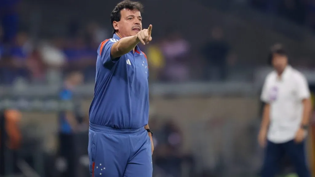 Fernando Diniz orientando o time. Foto: Gilson Lobo/AGIF