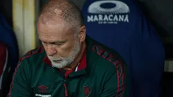 Mano Menezes, treinador do Fluminense, no banco de reservas do Maracanã