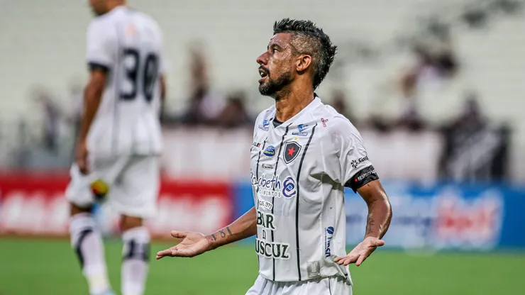 Léo Moura atuou pelo Grêmio e foi comandado por Renato