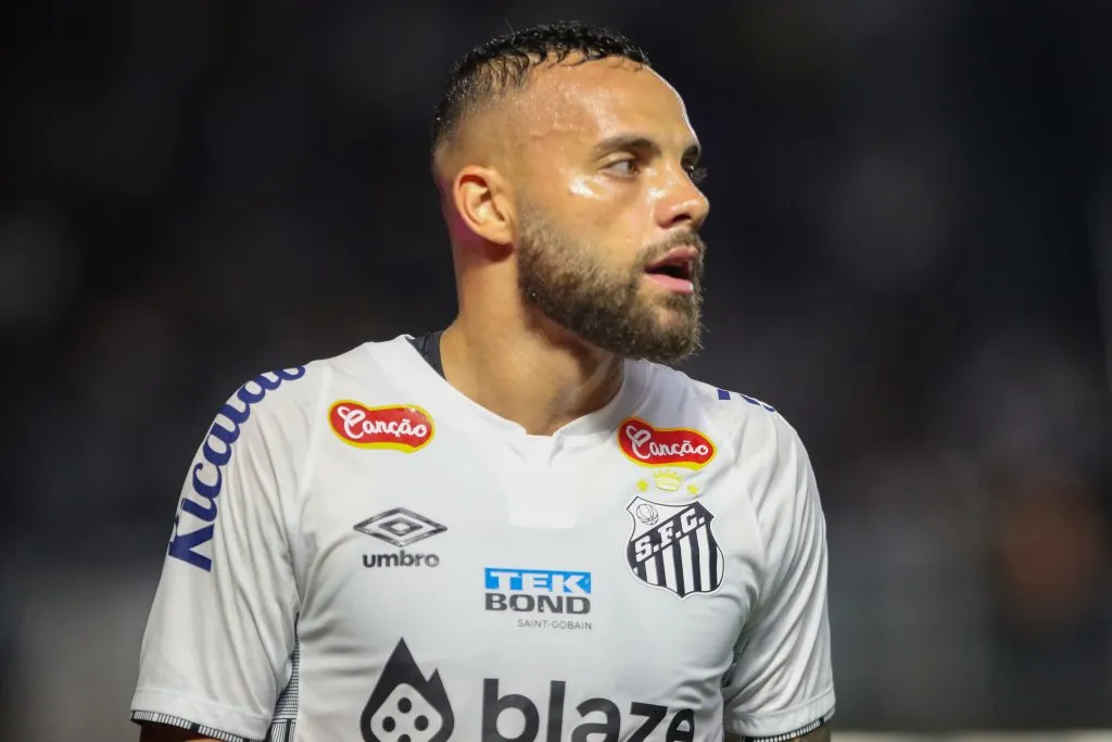 Guilherme foi um dos principais destaques do Peixe na Série B, mas não vai ficar para 2025 – Foto: Reinaldo Campos/AGIF