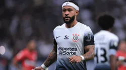 Depay vive momento de destaque pelo Timão