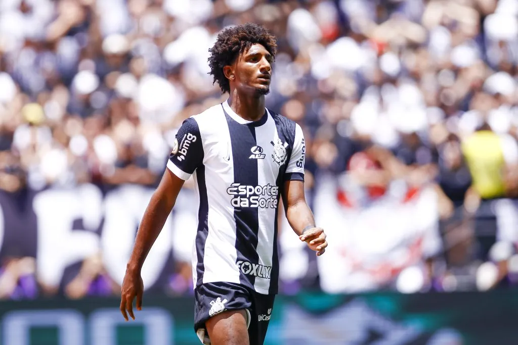 Talles em partida diante da Raposa. Foto: Marco Miatelo/AGIF