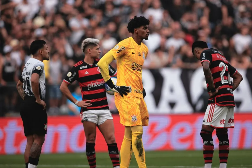 Hugo Souza em partida com o Flamengo. Foto: Ettore Chiereguini/AGIF
