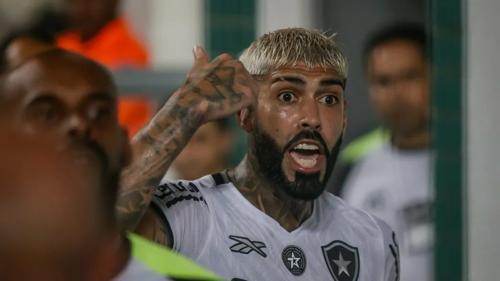 Foto: Fernando Moreno/AGIF – Barboza em confusão contra o Atlético-MG