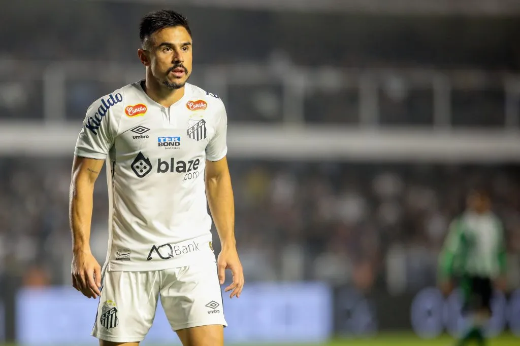 Willian Bigode pode deixar o Santos –  Foto: Reinaldo Campos/AGIF
