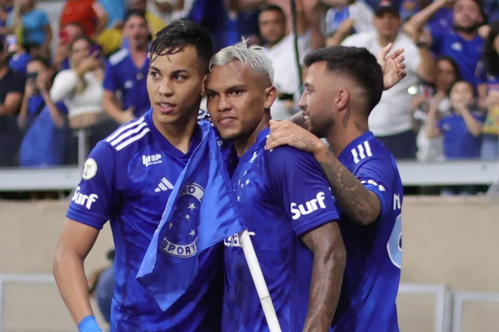 Kaio Jorge e Verón, do Cruzeiro, em partida pelo Brasileirão
