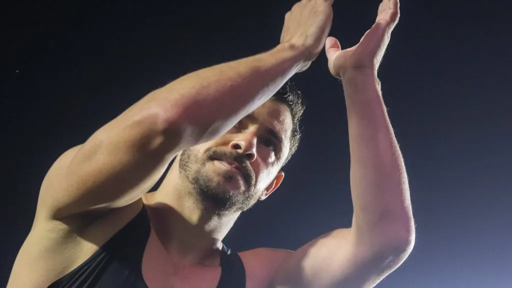 Giuliano aplaudindo torcida na Vila Belmiro - Foto: Reinaldo Campos/AGIF