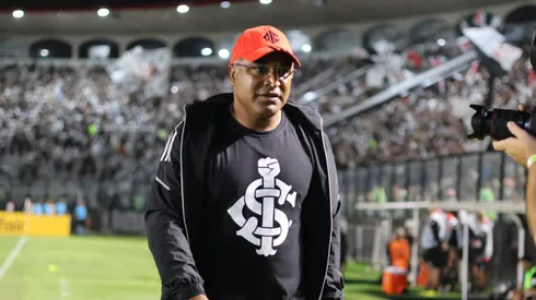 Roger Machado antes da partida em São Januário.