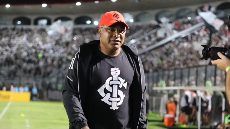 Roger Machado antes da partida em São Januário.