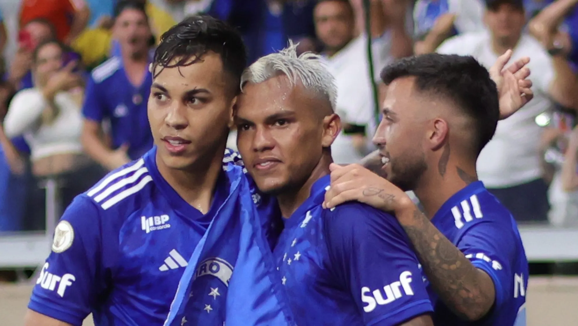 Kaio Jorge e Gabriel Veron no Cruzeiro. Foto: Gilson Lobo/AGIF