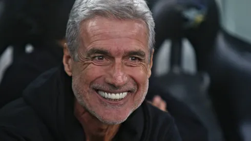 Luís Castro é um dos técnicos que agradam a Mário Bittencourt no Fluminense