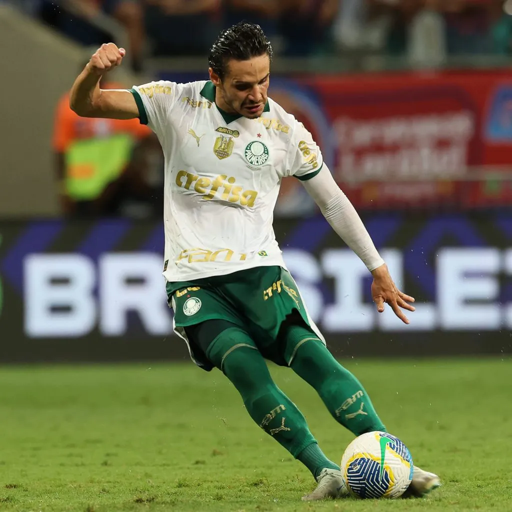 Raphael Veiga cobrou falta perfeita para empatar para o Palmeiras na Arena Fonte Nova – Foto: César Greco