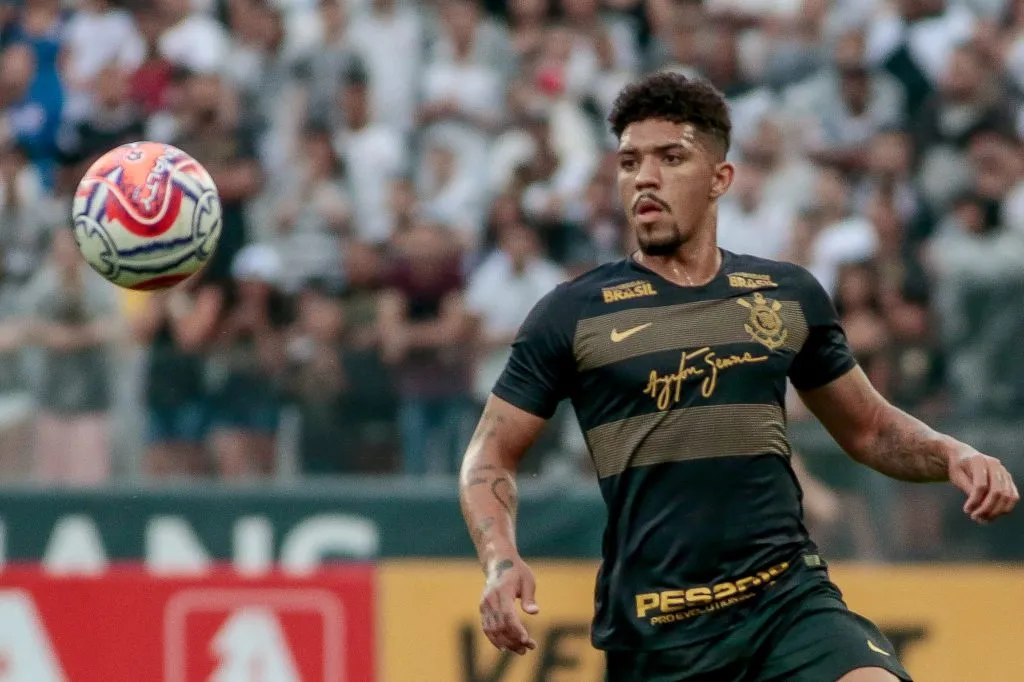 Foto: Marcello Zambrana/AGIF – Douglas Augusto não vestirá a camisa do São Paulo