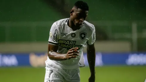 Jogador está sendo protegido pelo Botafogo