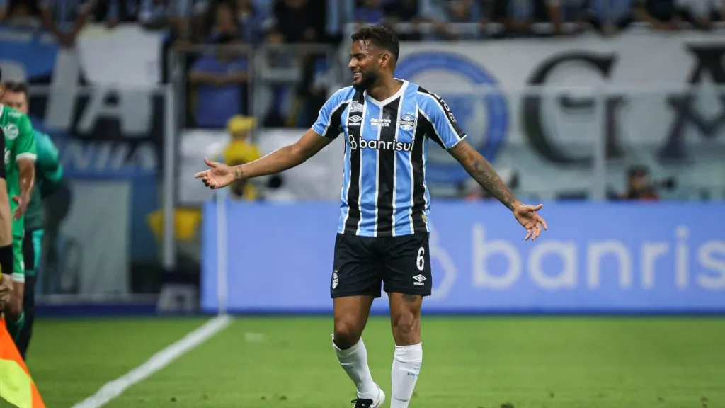 Reinaldo em jogo do Grêmio