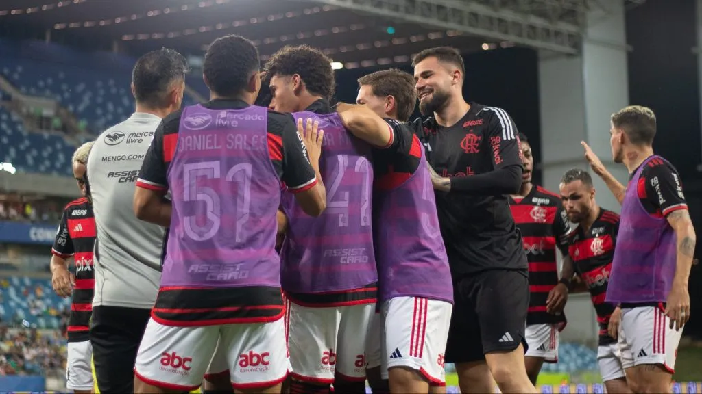 Guilherme Gomes comemora seu gol com jogadores do Mengão na partida contra o Cuiaba na Arena Pantanal. Foto: Gil Gomes/AGIF