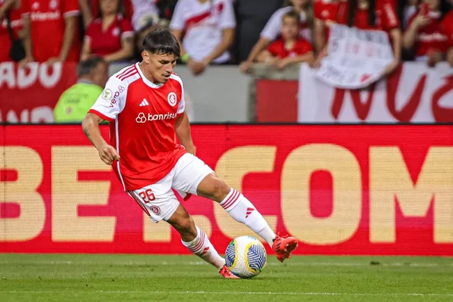 Bernabei em jogo pelo Internacional. Maxi Franzoi/AGIF.