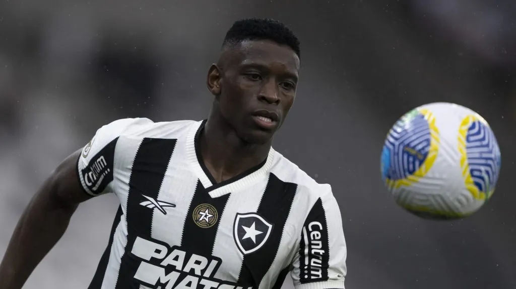 Luiz Henrique teve problemas com atacantes do Galo. Foto: Jorge Rodrigues/AGIF.