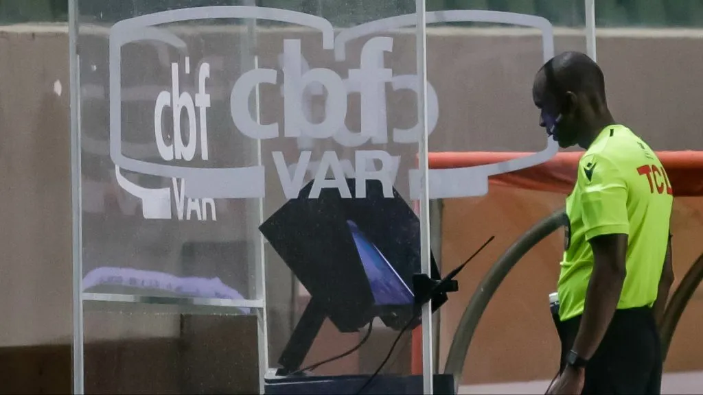 Luiz Flávio de Oliveira foi chamado pelo VAR - Foto: Fernando Moreno/AGIF.