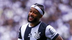 Depay comemorando o gol marcado na Neo Química Arena.