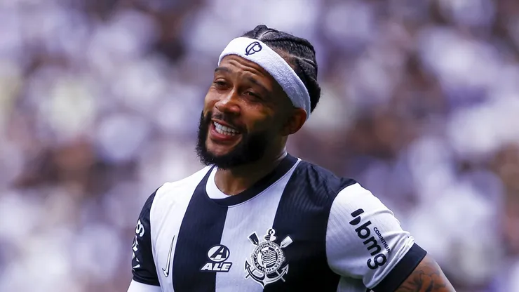 Depay comemorando o gol marcado na Neo Química Arena.