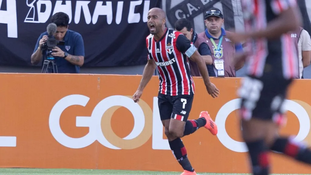 Lucas Moura comemora seu gol gol contra o Bragantino – Foto: Diogo Reis/AGIF
