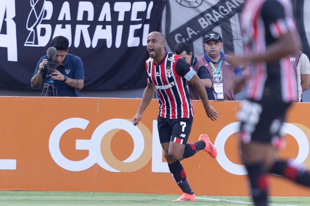 SP – BRAGANCA PAULISTA – 20/11/2024 – BRASILEIRO A 2024, BRAGANTINO X SAO PAULO – Lucas Moura jogador do Sao Paulo comemora seu gol durante partida contra o Bragantino no estadio Nabi Abi Chedid pelo campeonato Brasileiro A 2024. Foto: Diogo Reis/AGIF