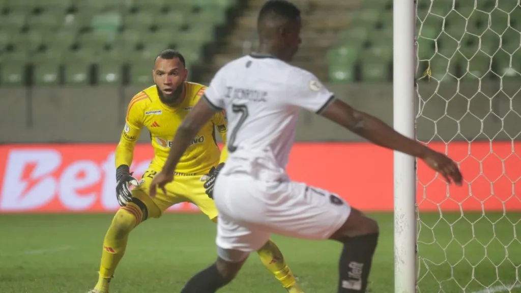 Everson reprovou a atitude do adversário em empate do Galo - Foto: Fernando Moreno/AGIF.