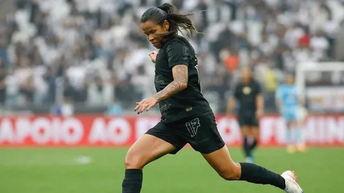 Vic Albuquerque, jogadora do Corinthians realiza lance no meio campo durante partida contra o Palmeiras que terminou em vitória das Palestrinas no Paulistão Feminino