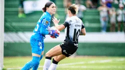 Gabi Zanotti faz lance próximo ao gol, mas goleira do Palmeiras Kate Tapia faz grande defesa durante a partida,no em Capinas pelo Paulistão Feminino, no qual as Palestrinas venceram nos pênaltis e levantaram a taça