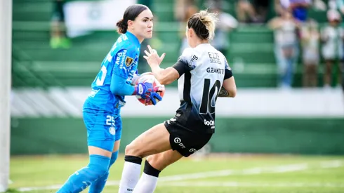 Gabi Zanotti faz lance próximo ao gol, mas goleira do Palmeiras Kate Tapia faz grande defesa durante a partida,no em Capinas pelo Paulistão Feminino, no qual as Palestrinas venceram nos pênaltis e levantaram a taça