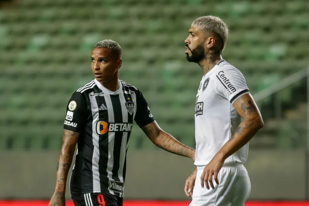 Deyverson e Alexander Barboza durante a partida.