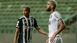 Deyverson e Alexander Barboza durante a partida.
