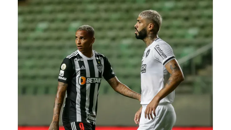 Deyverson e Alexander Barboza durante a partida.