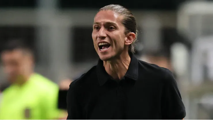Filipe Luís foi cobrado por flamenguistas na web para tirar Fabrício Bruno, culpado por gol de empate do Cuiabá