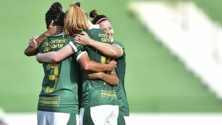 Palestrinas do Palmeiras comemoram título de campeãs no campeonato paulista com vitória nos pênaltis sobre o Corinthians