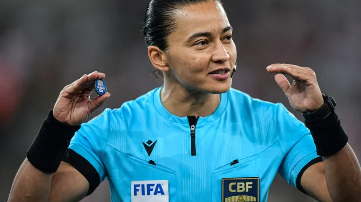 Árbitra Edina Alves. Foto: Thiago Ribeiro/AGIF
