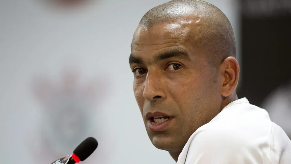 Emerson Sheik em coletiva. Foto: Daniel Vorley/AGIF