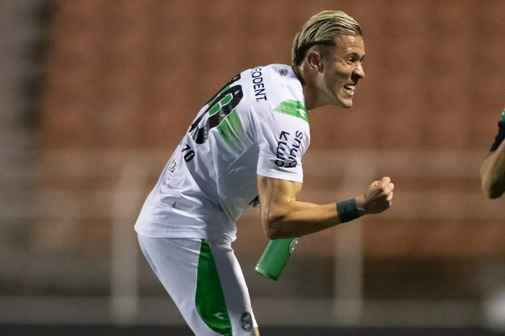 Foto: Fabio Moreira Pinto/AGIF – Matheus Frizzo deve jogar com a camisa rival em 2025