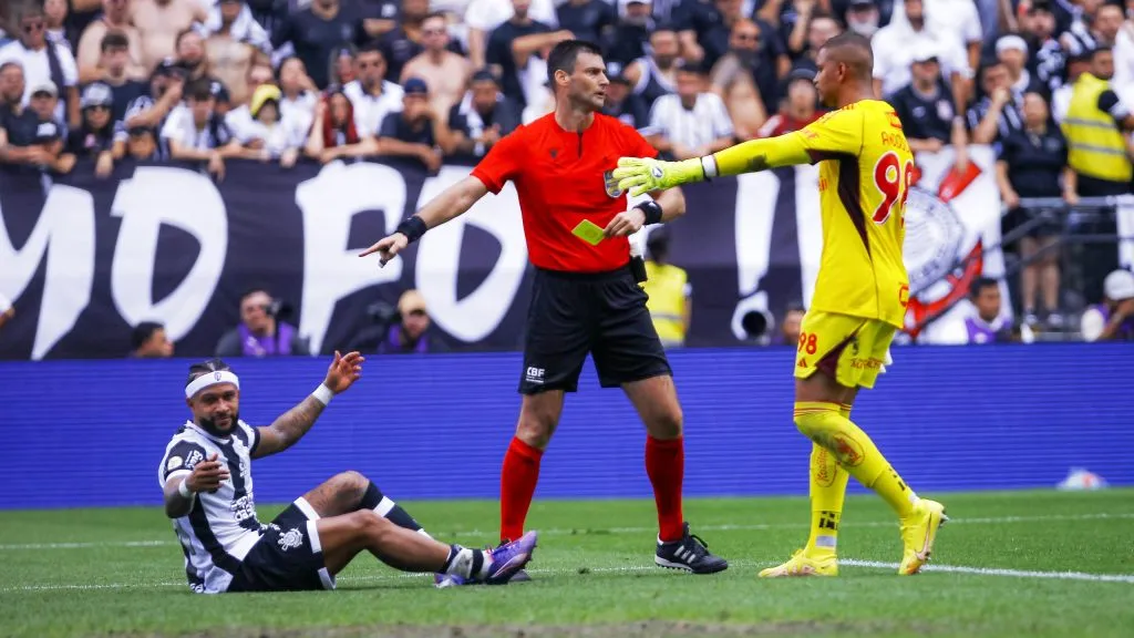 Memphis Depay está fora do próximo jogo - Foto: Marco Miatelo/AGIF.