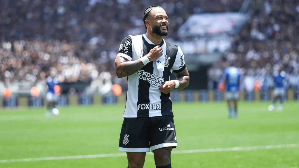 Depay jogador do Corinthians comemora seu gol durante partida contra o Cruzeiro. Foto: Marco Miatelo/AGIF