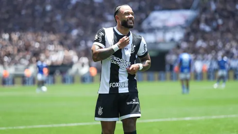 Depay jogador do Corinthians comemora seu gol durante partida contra o Cruzeiro. Foto: Marco Miatelo/AGIF